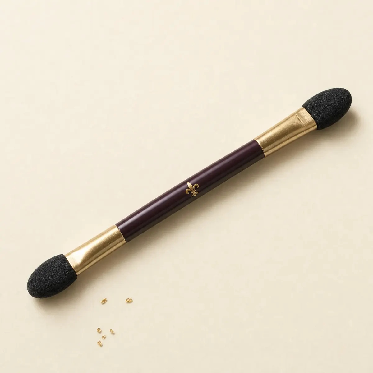 A slim double-ended sponge-tip eyeshadow applicator.