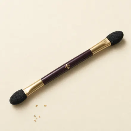 A slim double-ended sponge-tip eyeshadow applicator.