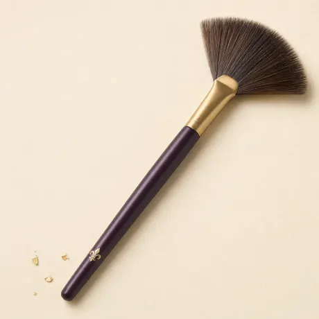 Illustration: A thin, spread fan brush.