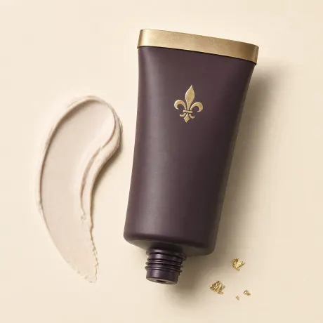 Illustration: A squeeze tube of mattifying primer lying beside a smear of pale cream.